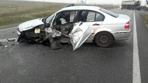 GALERIE FOTO Autocar al fabricii QFort cu 20 de muncitori, lovit de o maşină. Două persoane au fost rănite 