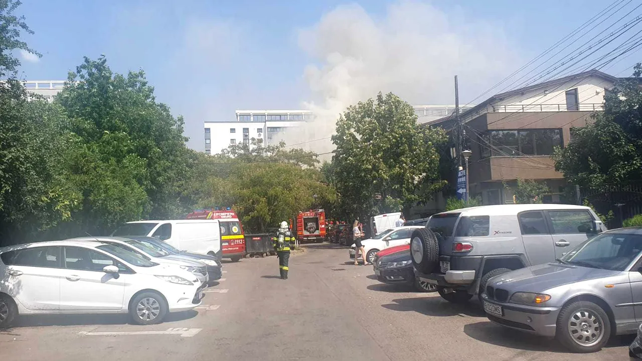Incendiu la mai multe case în Bucureşti. Două persoane au fost evacuate