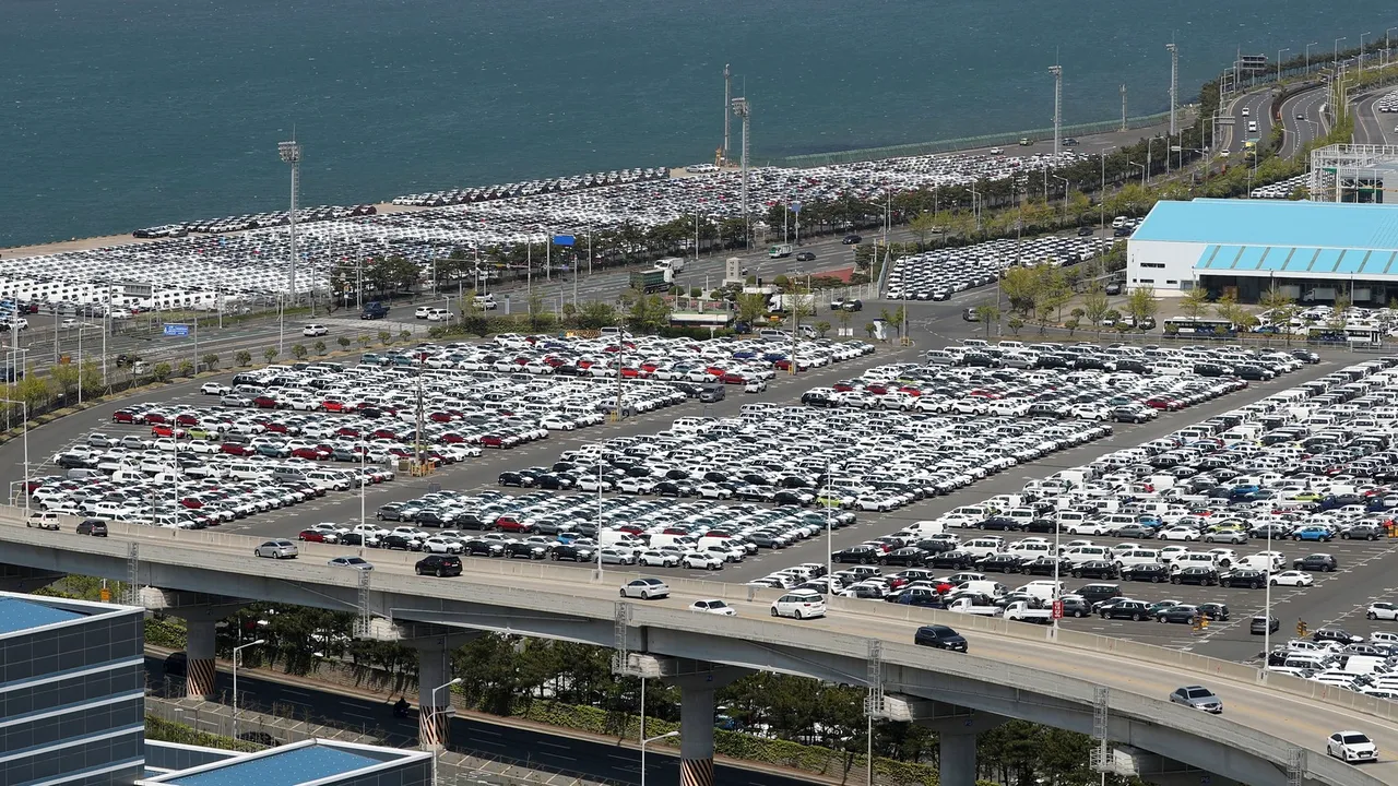 Zeci de mii de SUV-uri noi, parcate într-un port din California. Ce s-a întâmplat cu industria auto din SUA