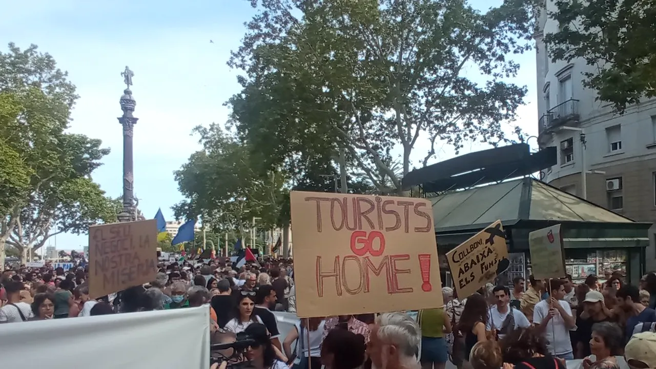 Locuitorii Barcelonei protestează împotriva turismului de masă: 