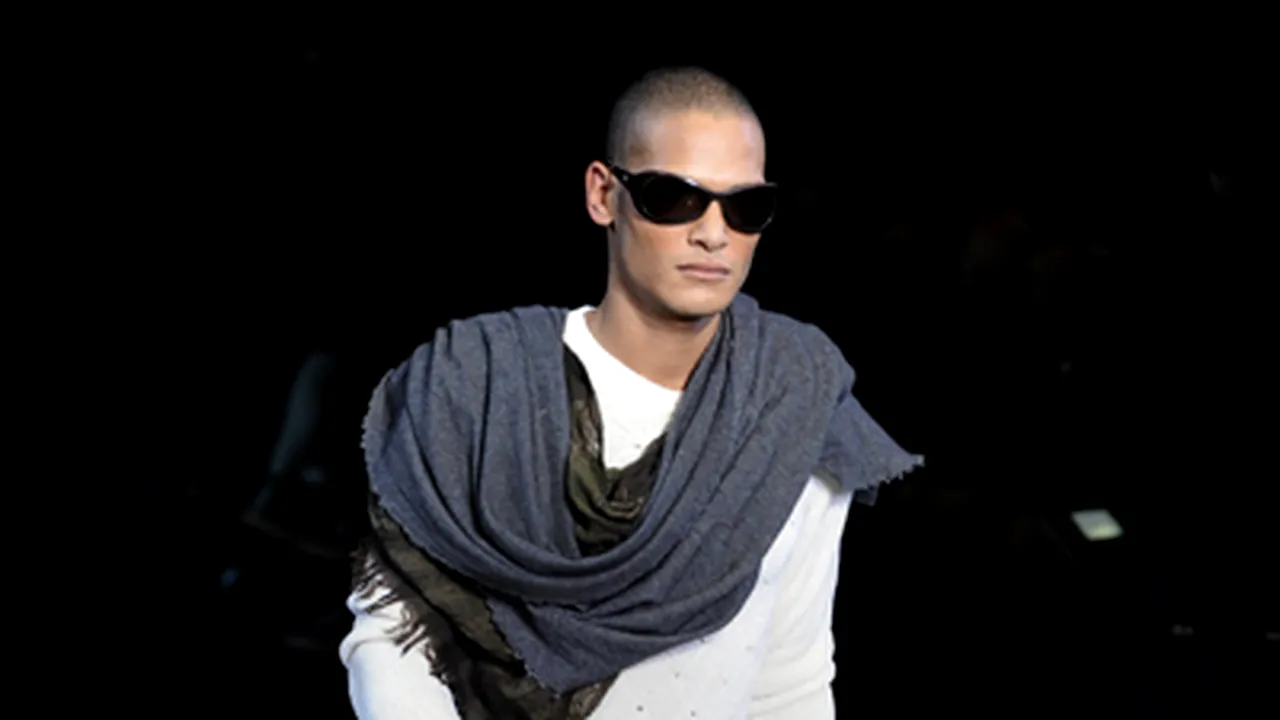 Armani îi acuză pe Dolce şi Gabbana că i-au copiat un model de pantaloni