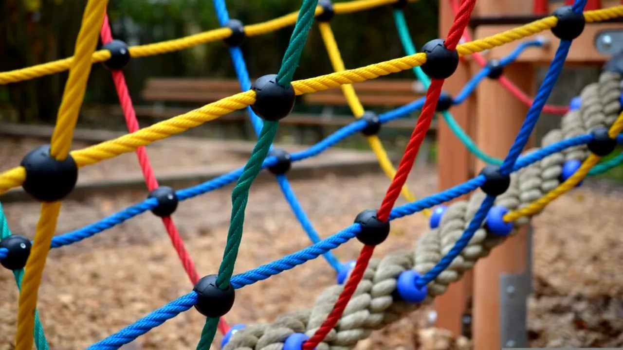 Un copil a fost lovit pe un teren de joacă de un glonț provenit de la un exercițiu militar