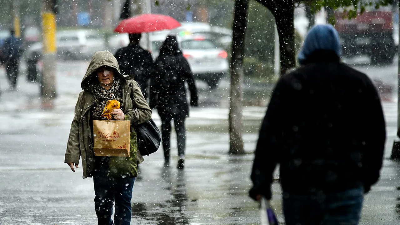 METEO. Vremea în weekend: Meteorologii au emis Cod galben de vânt puternic şi ninsori viscolite. Sunt vizate 16 judeţe