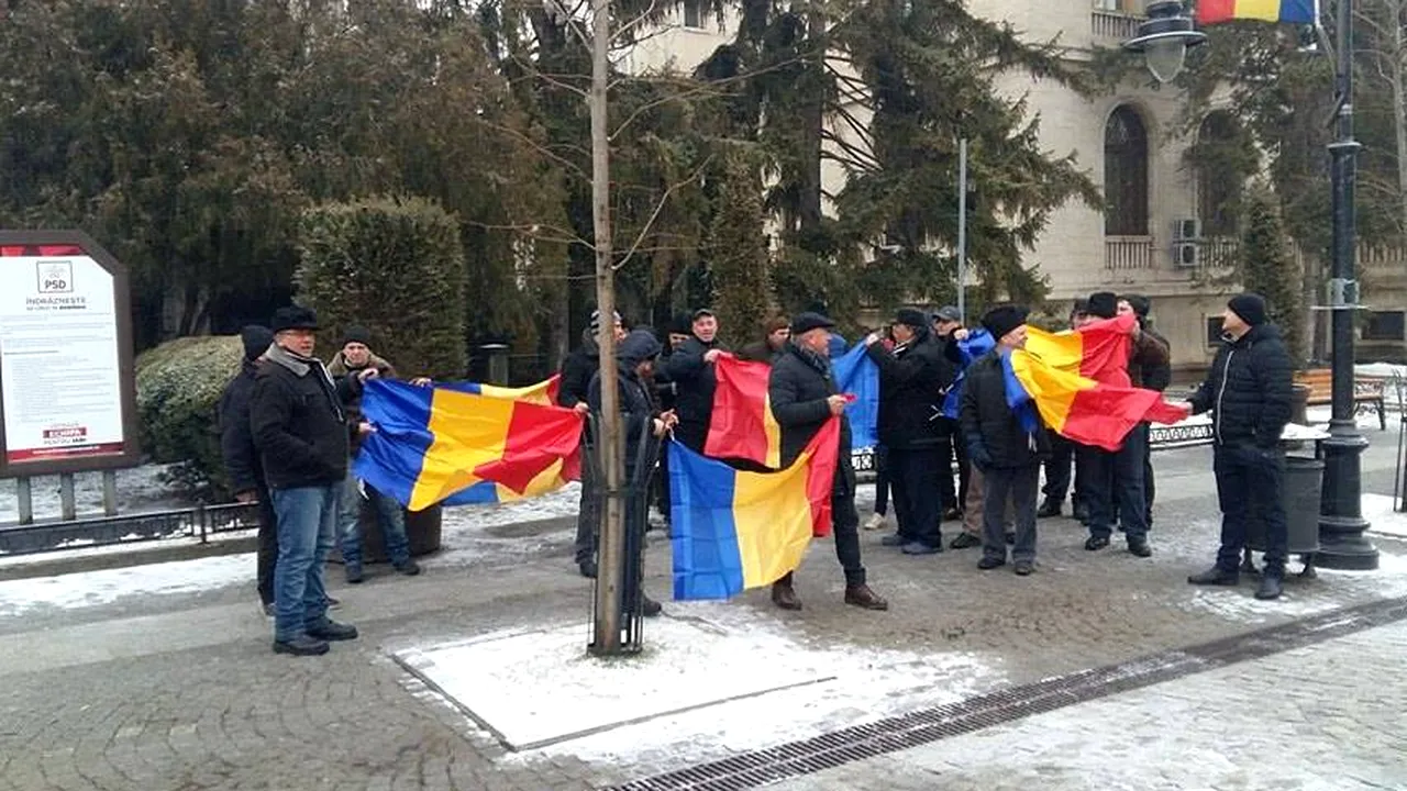 FOTO Douăzeci de reprezentanţi ai PSD s-au adunat la Iaşi şi strigă 