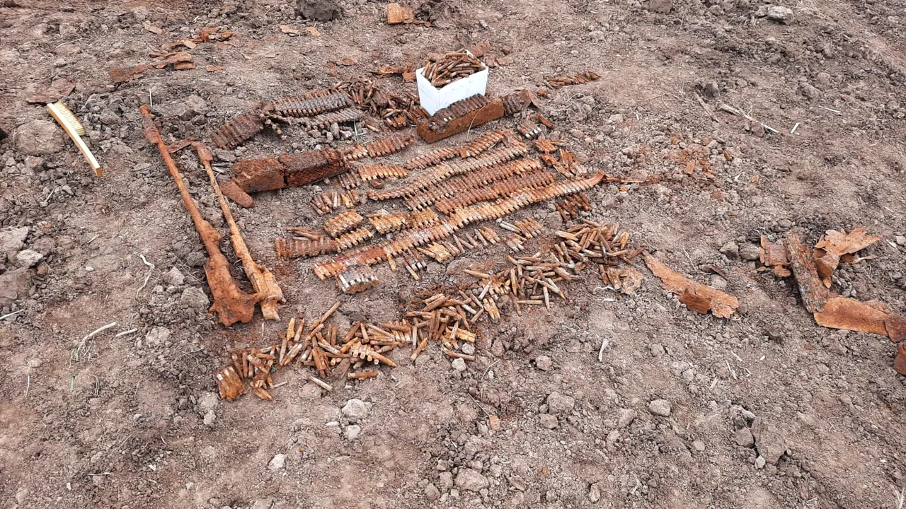 Peste 1.200 de elemente de muniţie, găsite pe un teren agricol din Sibiu