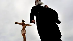 Un mitropolit ortodox grec ameninţă cu excomunicarea deputaţilor care susţin parteneriate civile gay