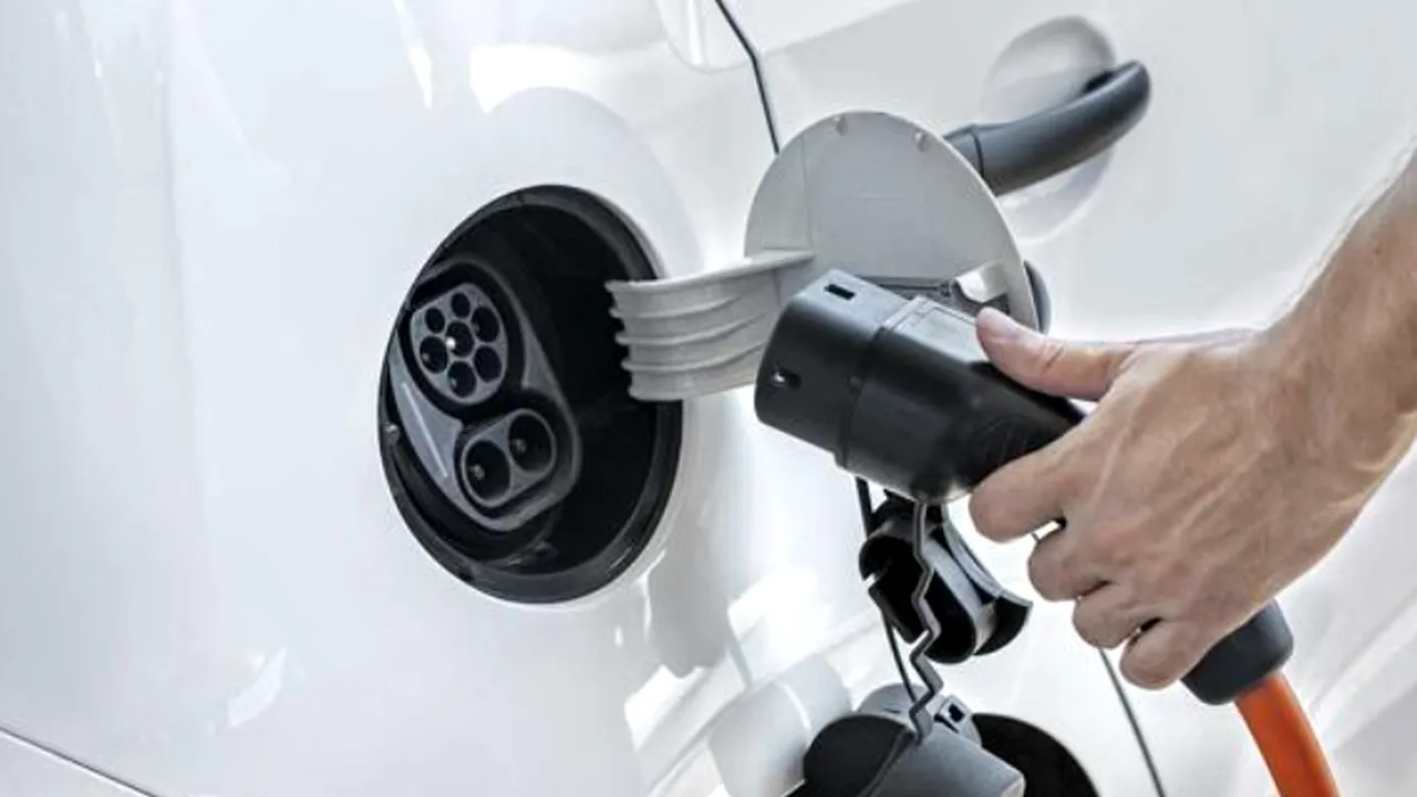Criză. Un mare producător de baterii pentru maşini electrice face concedieri