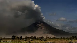 Vulcanul Colima din Mexic a intrat în erupţie, locuitorii din apropiere fiind evacuaţi - VIDEO