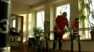 Un bărbat paralizat merge din nou, cu ajutorul unui cadru, în urma unui transplant de celule din nas - VIDEO