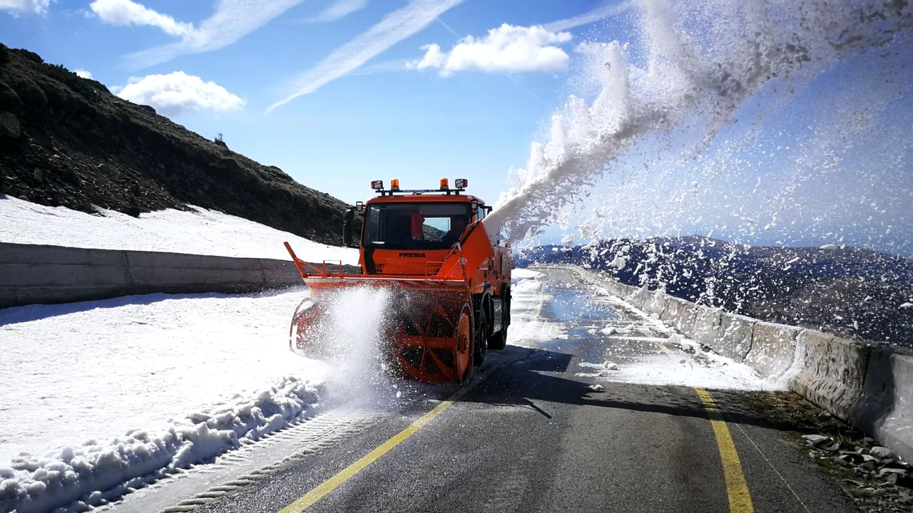 Patru turişti din Olt, blocaţi în zăpadă pe Transalpina, după ce s-au aventurat cu maşina pe un drum închis