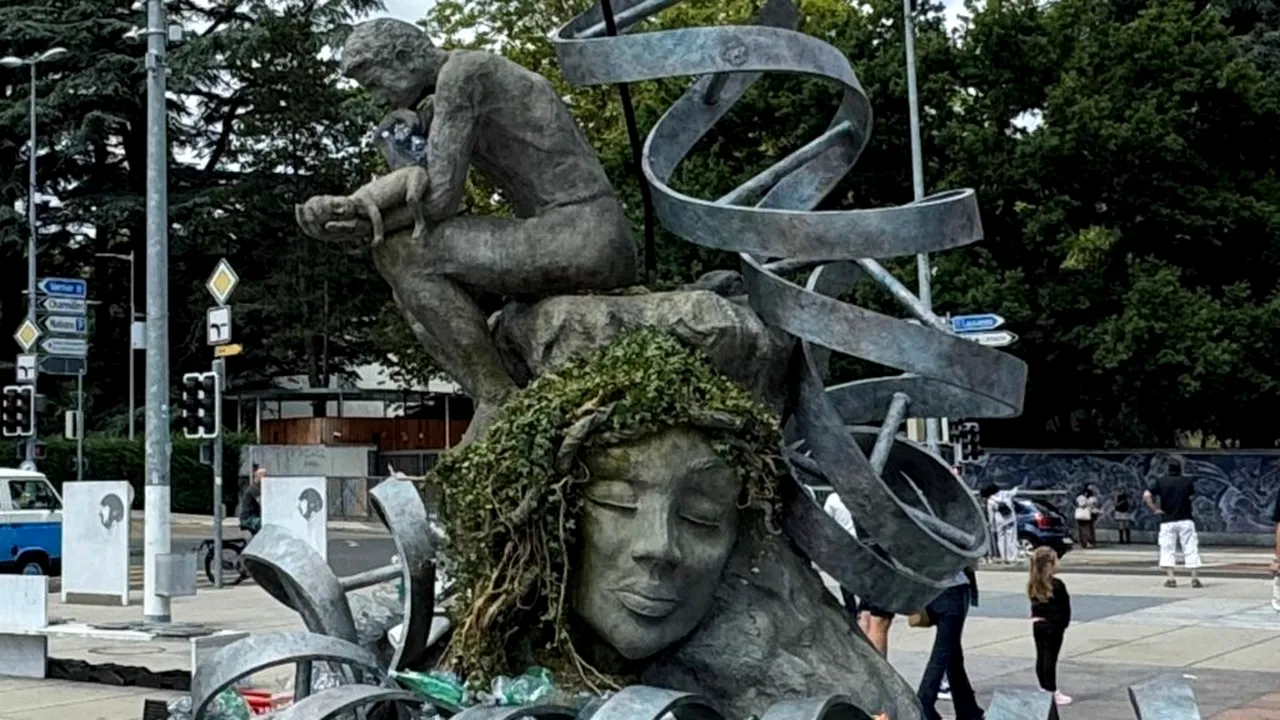 Un artist acoperă o sculptură cu deșeuri din plastic în fața ONU, în semn de protest față de poluare