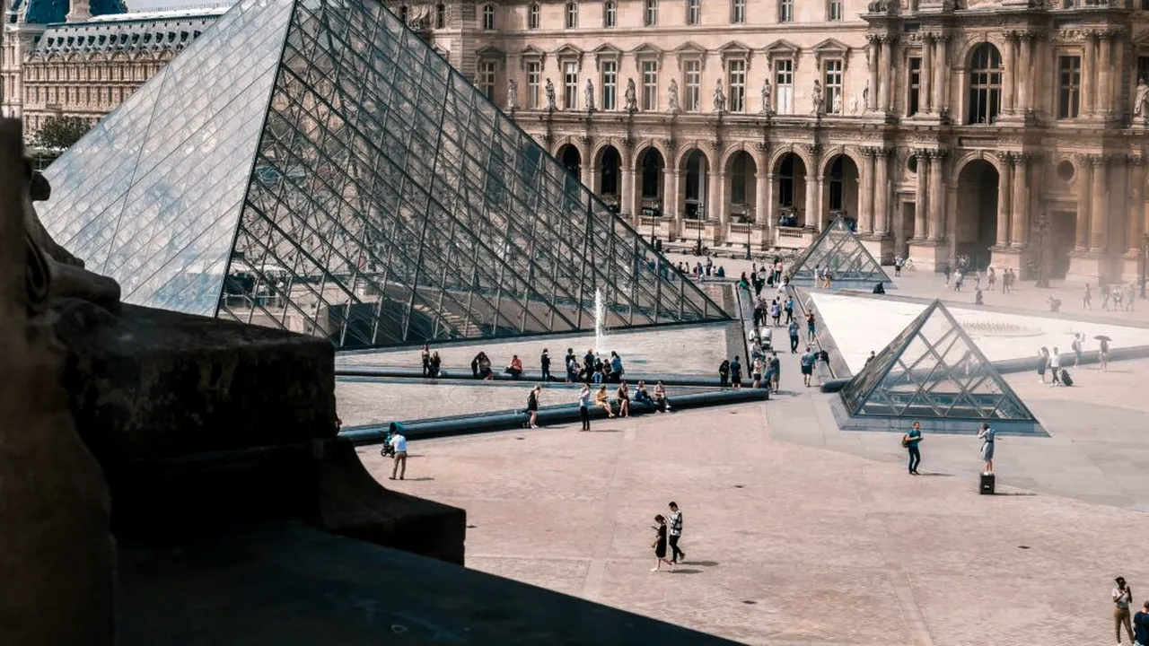 Angajații muzeului Louvre au intrat în grevă din cauza numărului mult prea mare de turiști