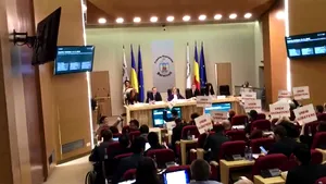 Consilierii PSD, aluzie la refuzul lui Iohannis de a participa la dezbatere: Pancarte în CGMB cu mesajul „Vrem dezbatere”