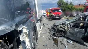 Patru răniți grav în urma unui accident între un camion și două mașini, pe DN 7, în Argeș