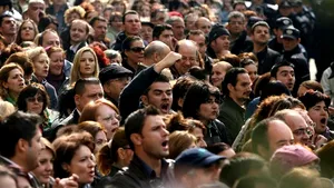 Protest în faţa Prefecturii Iaşi. Manifestanţii au forţat intrarea în instituţie