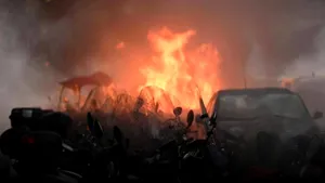 Incidente produse de fanii echipei Eintracht Frankfurt la Napoli: a fost incendiată o maşină a Poliţiei