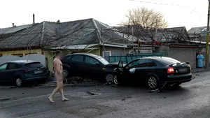 Fără haine şi fără permis. Sancţiunea primită de bărbatul care a coborât de la volan complet dezbrăcat