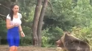 VIDEO: Poza perfectă cere „sacrificii” la limita inconştienţei. O tânără era cât pe ce să ajungă în ghearele ursului