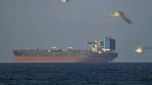 Prețul petrolului scade pe fondul negocierilor dintre SUA și Iran pentru încheierea războiului