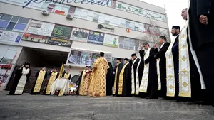 40 de zile de la tragedia din Colectiv: Peste 20 de preoţi au oficiat o slujbă la club. BOR va ridica acolo o cruce - FOTO