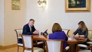 Bonus lunar de 500 de euro acordat celor care lucrează cu bolnavii de COVID-19, anunţat de Iohannis