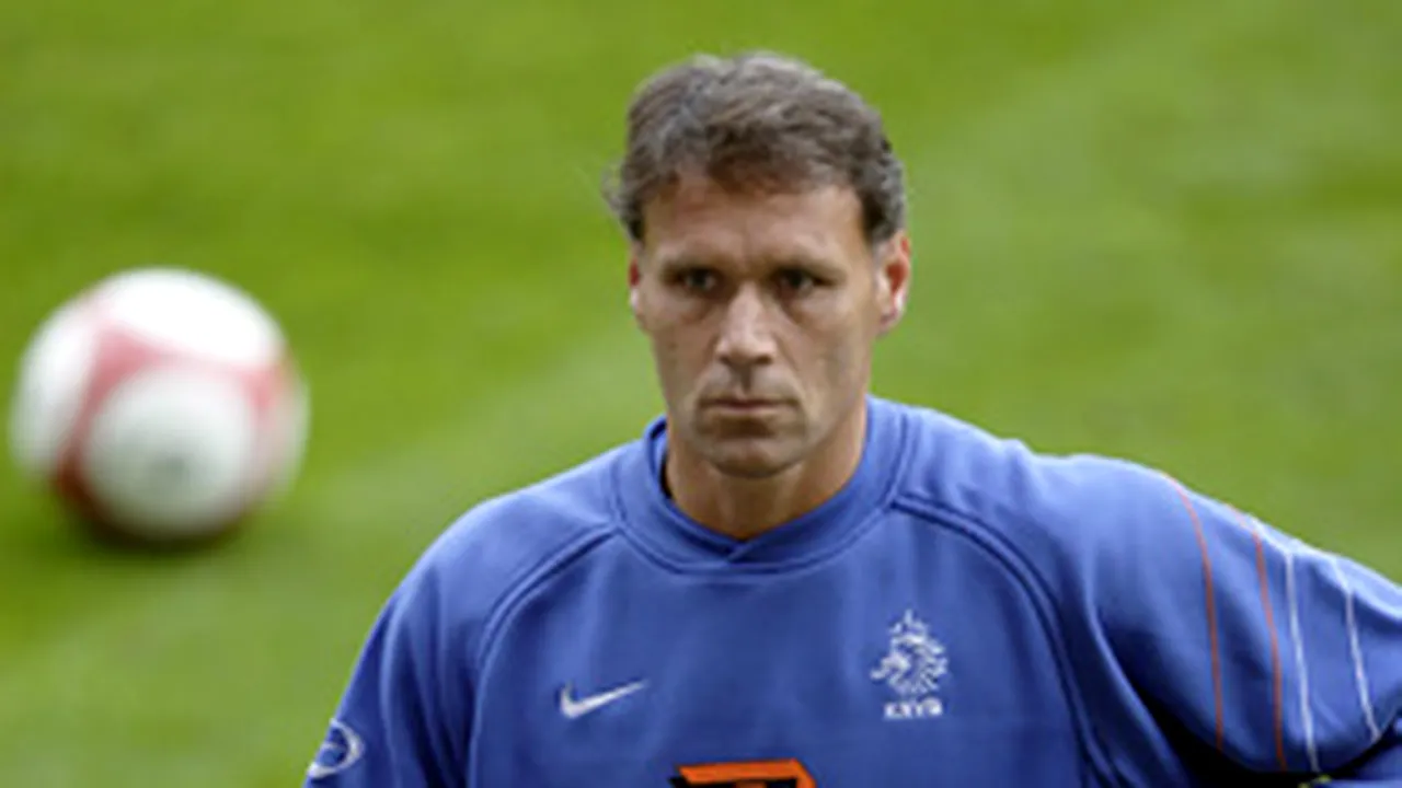 Cruyff îl susţine pe Van Basten pentru postul de antrenor la FC Barcelona