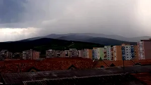 Ploaie torenţială la Piatra Neamţ. Mai multe persoane au fost evacuate, iar mai multe cartiere au rămas în beznă | VIDEO