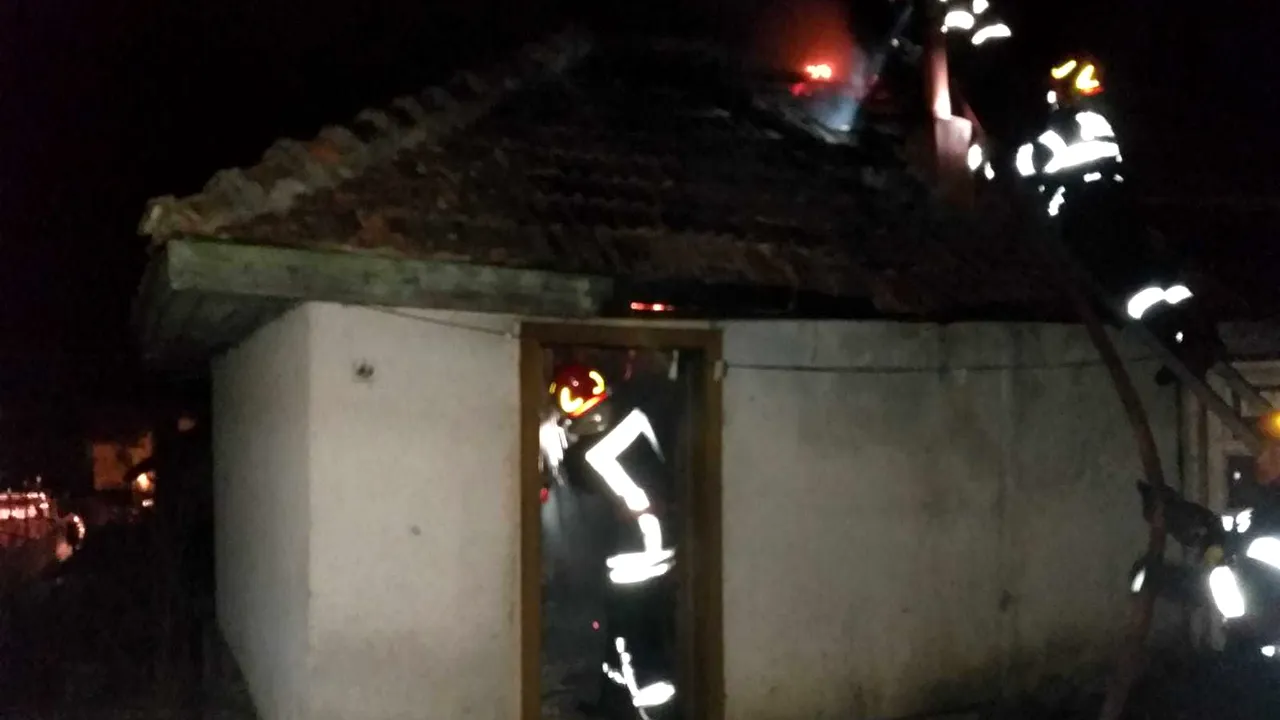 Un bărbat a murit intoxicat cu fum în locuinţa care a luat foc. Cauza incendiului ar fi fost coşul de fum necurăţat