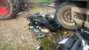 Doi motociclişti răniţi în Prahova, după ce s-au izbit de un tractor