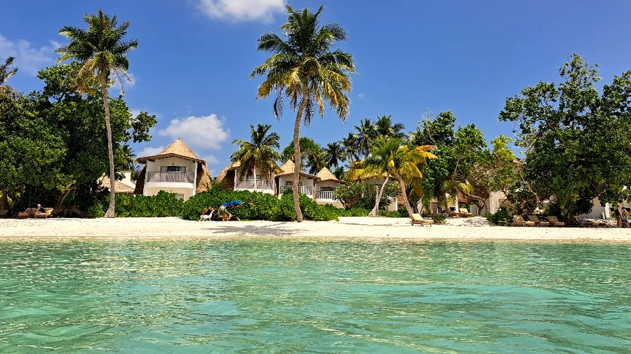 Goana după vacanțele de Revelion începe din septembrie. Maldive, Zanzibar și Laponia, printre destinațiile căutate