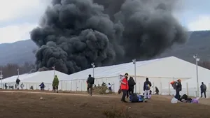 VIDEO Incendiu de amploare într-un centru pentru imigranţi din Bosnia-Herţegovina 