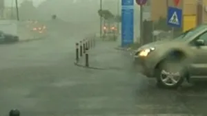 Timişoara: Zeci de curţi, subsoluri şi garaje au fost inundate în urma unei ploi torenţiale - VIDEO