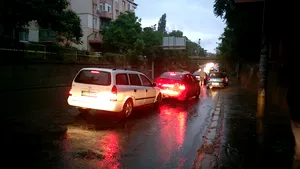 Inundaţii în judeţul Argeş: Grindină cât un oul de găină, acoperişuri luate de vijelie şi 15 maşini avariate furtună 