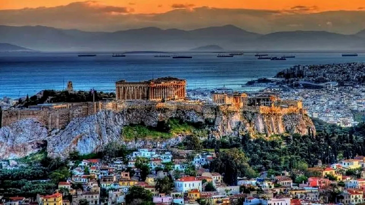 Dealul Acropole şi templul Parthenon, acoperite de un nor negru de fum. Incendiu puternic izbucnit la periferia capitalei Greciei, Atena - FOTO