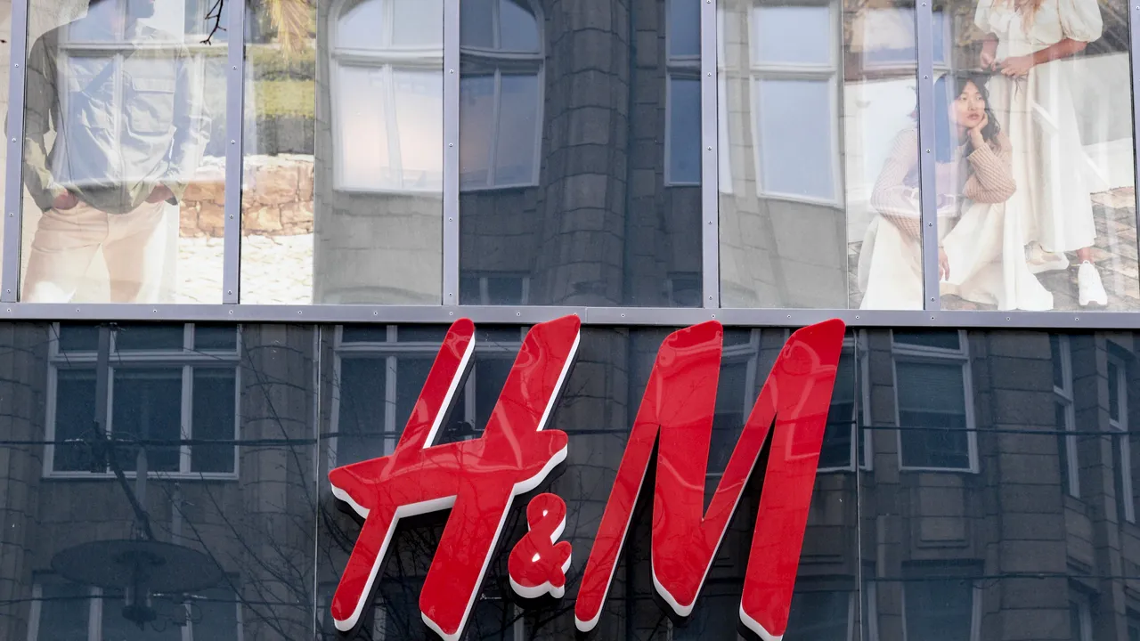 Coadă la un magazin H&M din Moscova, după ce compania a anunţat că trage obloanele definitiv în Rusia

