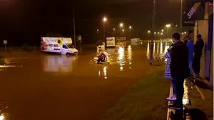 FOTO | Peste 120 de persoane, salvate în Irlanda de Nord în urma unor inundaţii. Mai multe poduri s-au prăbuşit