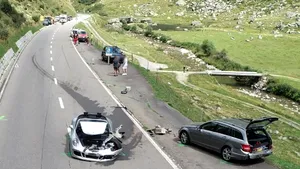 FOTO & VIDEO: Cel mai scump accident din istorie cu un Mercedes, un Bugatti şi un Porsche