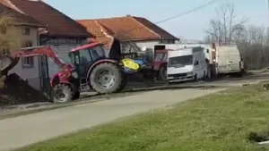 VIDEO. Gestul unui primar pentru a pedepsi o femeie care arunca moloz la întâmplare, pe câmp