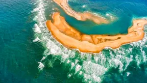 VIDEO | O nouă insulă misterioasă, în zona Triunghiului Bermudelor. Turiştii, avertizaţi să stea departe de Shelly Island. Istoric: La fiecare 10 -15 ani suntem martori la un astfel de fenomen dramatic, însă aşa ceva nu am mai văzut