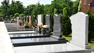 Cimitirele în funcţiune pot fi extinse fără autorizaţie de construire. Legea a fost promulgată de preşedinte