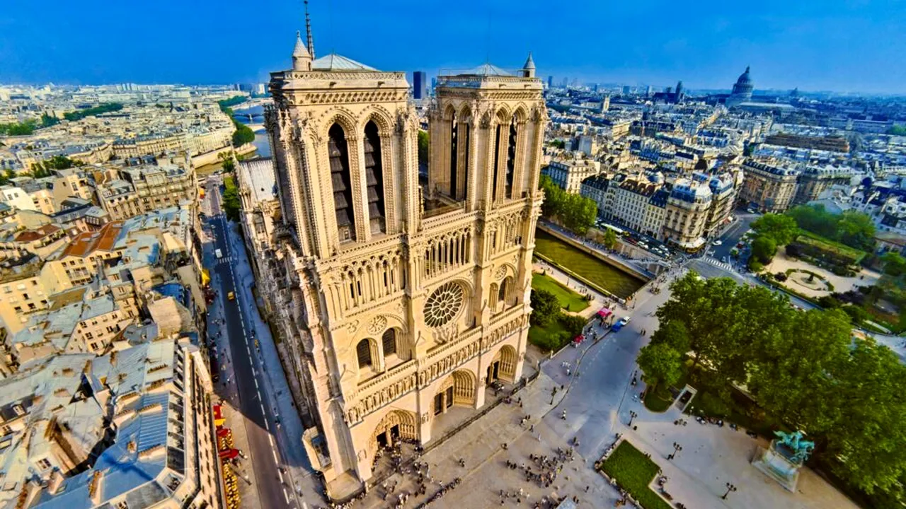 Emmanuel Macron s-a urcat în clopotnița de la Notre-Dame: turnurile s-au redeschis oficial după 6 ani