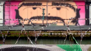 Evadare ca în filmele de acţiune. Nu mai puţin de 100 de deţinuţi au săpat un tunel şi au scăpat: gardienii, primii suspecţi