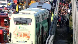 Cel puţin 18 răniţi după ce patru autocare în care erau elevi s-au lovit pe o autostradă din Italia