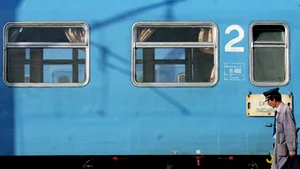 Cluj: Un tren accelerat a intrat în coliziune cu un utilaj