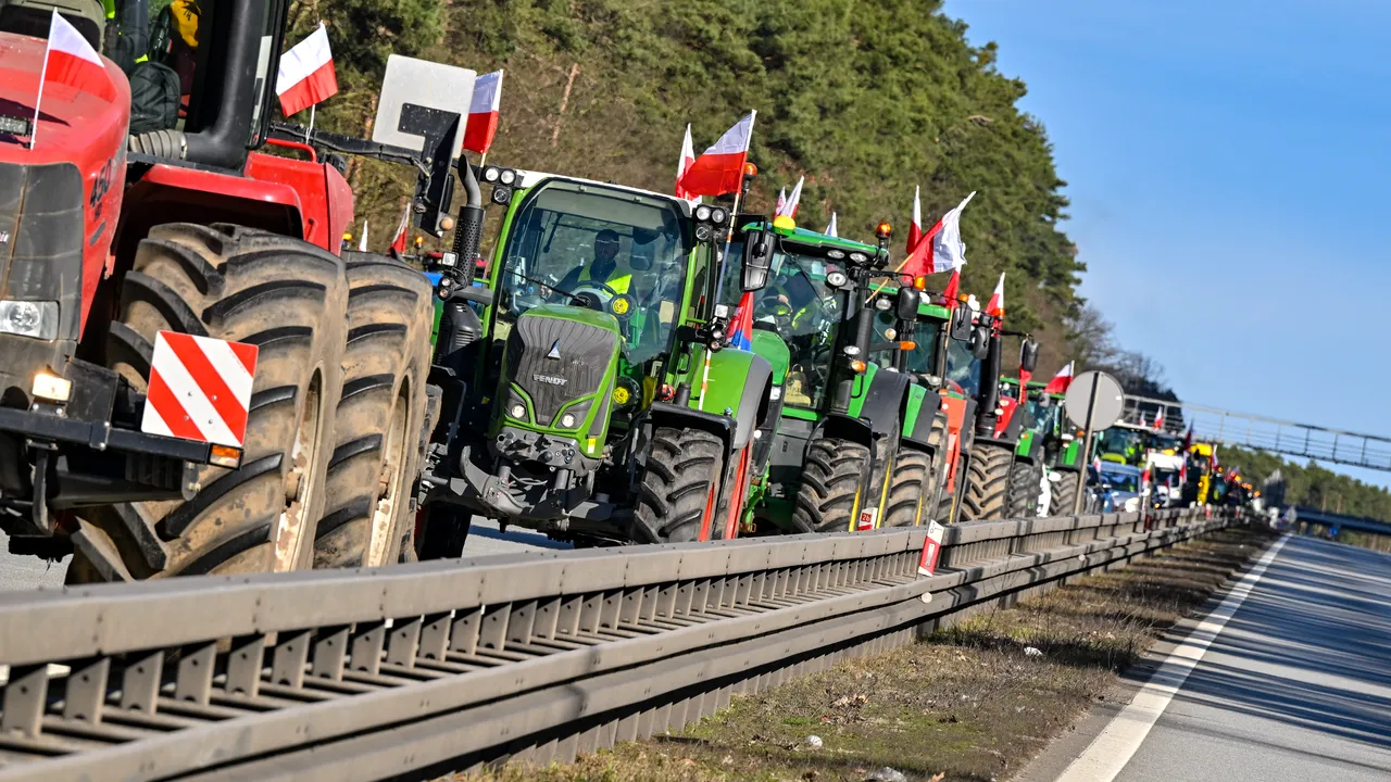 Fermierii polonezi reiau protestul la graniţa cu Ucraina
