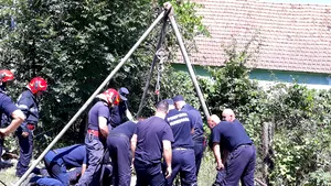 Operaţiunea contracronometru din Hunedoara s-a încheiat: Bărbatul prins sub pietriş, într-o fântână de 9 metri, a fost scos | FOTO