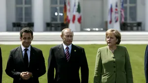 COMENTARIU Marius Oprea / Masacrele din Ucraina ar fi fost evitate, dacă Merkel şi Sarkozy n-ar fi făcut jocurile lui Putin