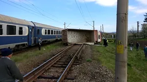 GALERIE FOTO Accident la o trecere de cale ferată din Cluj. Un TIR a fost lovit de un tren de călători. Trafic feroviar blocat în zonă