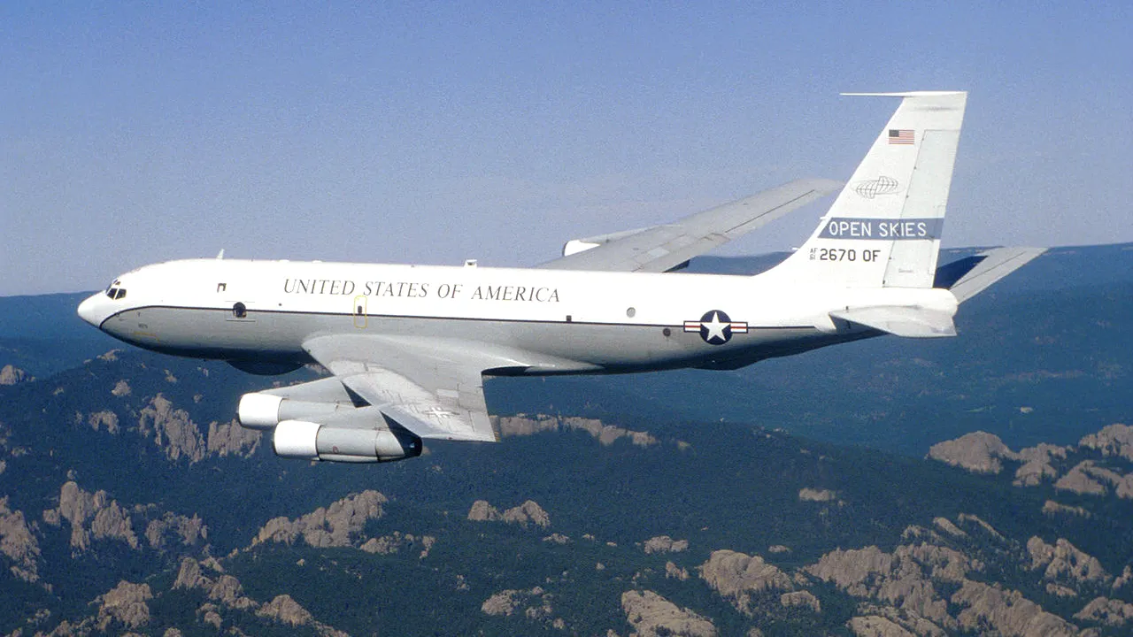 SUA au efectuat un zbor „extraordinar” deasupra Ucrainei cu un avion special/ Kievul cere sancţiuni suplimentare împotriva Rusiei