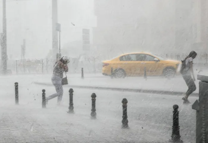 METEO HARTĂ | După caniculă, vin ploile torențiale și vijeliile în toată țara. Ultimele avertizări emise de ANM